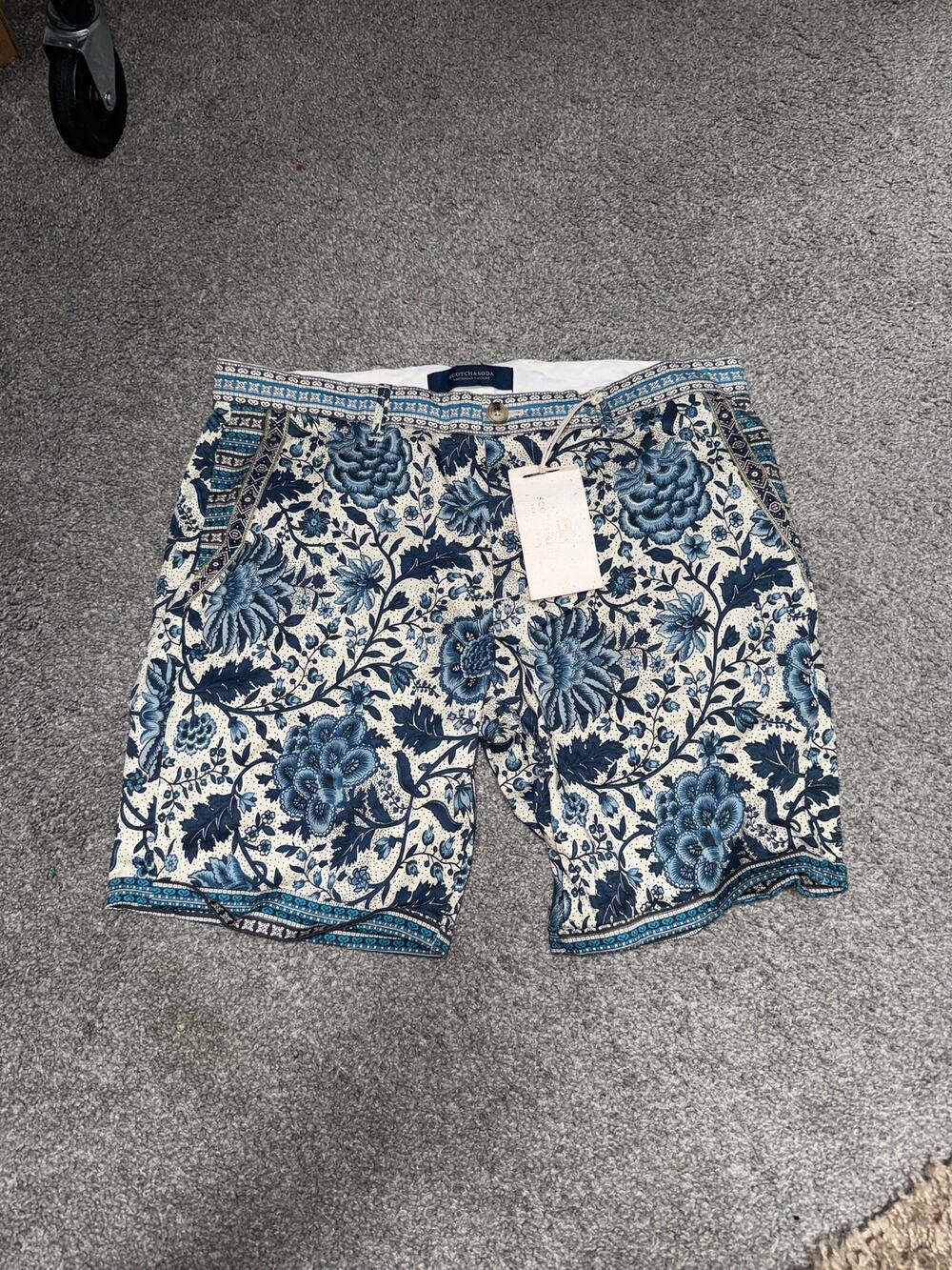 Scotch & Soda shorts in a blue paisley botanical print men's Size 31 - NEW